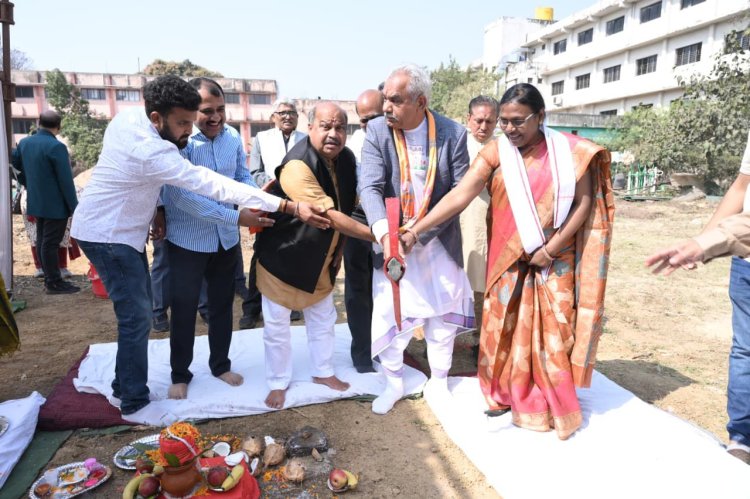 “शिक्षा, संवेदनशीलता और संकल्प का संगम: पुरंदर मिश्रा ने किया छात्रावास भवन का भूमिपूजन”
