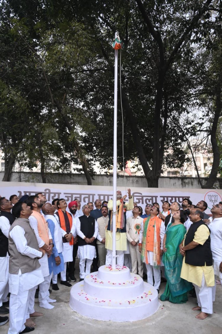 गणतंत्र दिवस पर राष्ट्रभक्ति का साक्षी बना एकात्म परिसर, ध्वजारोहण में पुरंदर मिश्रा की सहभागिता