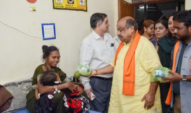 विधायक पुरंदर मिश्रा के नेतृत्व में सेवा का संकल्प, मुख्यमंत्री के जन्मदिवस पर अस्पताल में फल वितरण