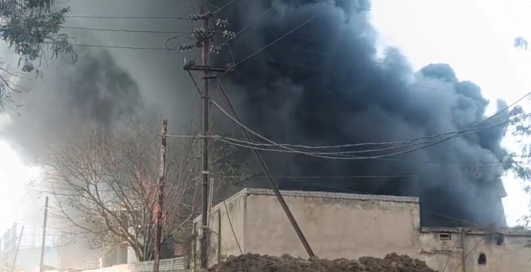 भनपुरी स्थित डामर फैक्ट्री में भीषण आग, दमकल की कई गाड़ियां मौके पर