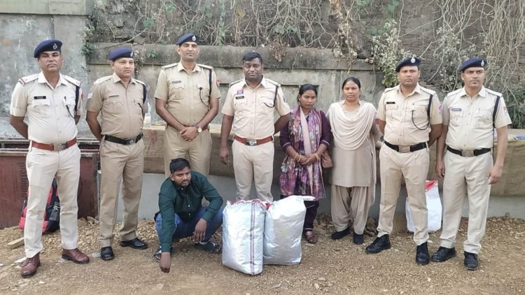 रेलवे स्टेशन के बाहर 13 किलो गांजा के साथ प्रेमी-प्रेमिका गिरफ्तार