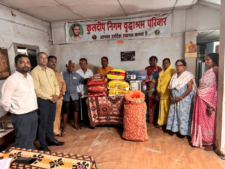 कुलदीप निगम वृद्धाश्रम में पंजाब नेशनल बैंक  द्वारा अन्नदान