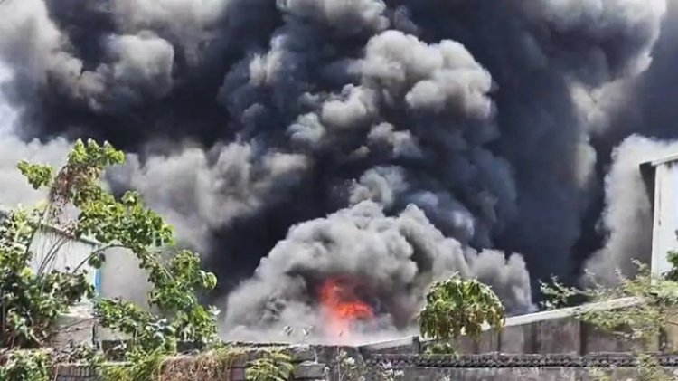 प्लास्टिक फैक्ट्री में लगी आग, मौके पर पहुंची फायर ब्रिगेड