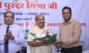 "रायपुर उत्तर विधायक पुरंदर मिश्रा ने जिला अस्पताल एवं मेडिकल कॉलेज को 40 लाख रुपये की चिकित्सा सामग्री उपलब्ध कराने पर IDBI बैंक के महाप्रबंधक/वरिष्ठ क्षेत्रीय प्रमुख श्री आशीष त्रिपाठी का आभार व्यक्त किया।"