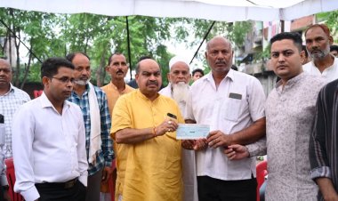 आदिल के निधन पर विधायक पुरन्दर मिश्रा ने परिजनों को दी 4 लाख रुपये की आर्थिक सहायता