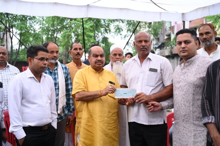 आदिल के निधन पर विधायक पुरन्दर मिश्रा ने परिजनों को दी 4 लाख रुपये की आर्थिक सहायता