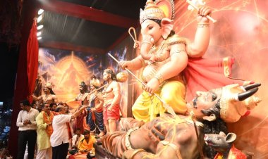 तेलीबांधा में गणेश उत्सव की भक्ति में सराबोर हुआ माहौल, विधायक पुरन्दर मिश्रा ने की भगवान श्री गणेश की पूजा-अर्चना