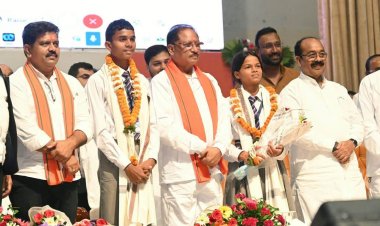 पंडित दीनदयाल उपाध्याय ऑडिटोरियम में युवा संवाद कार्यक्रम संपन्न  यह यात्रा सेवा, समर्पण और राष्ट्रनिर्माण के 25 वर्षों की गौरवशाली यात्रा का प्रतीक है - मुख्यमंत्री साय