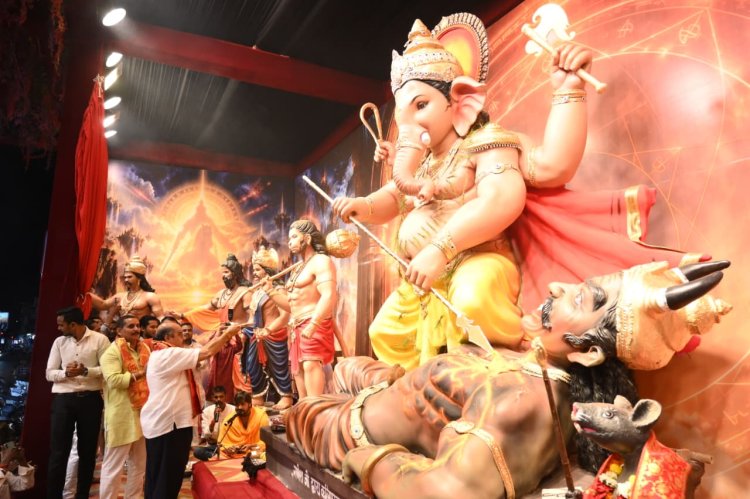 तेलीबांधा में गणेश उत्सव की भक्ति में सराबोर हुआ माहौल, विधायक पुरन्दर मिश्रा ने की भगवान श्री गणेश की पूजा-अर्चना