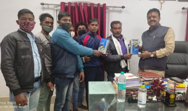 संसदीय सचिव रेखचंद जैन ने सूदूरवर्ती संवेदनशील वनांचल क्षेत्र पुलचा के युवाओं को खेल सामग्री प्रदान की