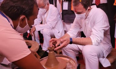 सांसद  राहुल गांधी और मुख्यमंत्री  भूपेश बघेल विकास प्रदर्शनी के स्टॉल में मिट्टी के दीये बनाते हुए...
