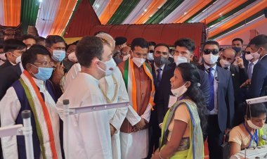 सांसद  राहुल गांधी ने मुख्य कार्यक्रम स्थल के बस्तर डोम में दंतेवाड़ा में रेडीमेड कपड़े निर्माण इकाई में कार्यरत हारम गांव की महिलाओं ...