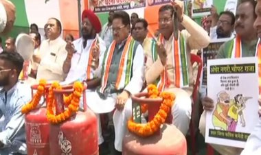 रायपुर में कांग्रेस का महंगाई के खिलाफ प्रदर्शन, कांग्रेसियों ने घंटी और थाली बजाकर जताया विरोध