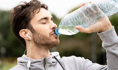 खाली पेट पानी पीने के पांच बड़े फायदे, सिरदर्द की समस्या से भी मिल सकता है छुटकारा