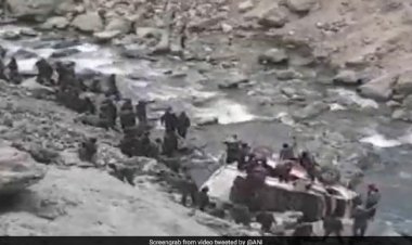 लद्दाख में 26 जवानों को ले जा रहा वाहन श्योक नदी में गिरा, 7 की मौत