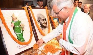 मुख्यमंत्री  भूपेश बघेल गांधी जयंती के अवसर पर शहीद स्मारक भवन में आयोजित कार्यक्रम में पहुंचे