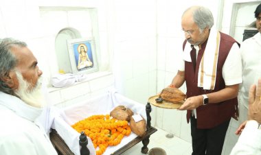 गुरु घासीदास जी की कर्म भूमि तेलासीपुरी धाम में गुरु दर्शन एवं संत समागम मेला का आयोजन  गुरु दर्शन एवं संत समागम मेले में पूर्व मंत्री व विधायक बृजमोहन अग्रवाल हुए शामिल  गुरु घासीदास जी के बताए रास्ते पर चलकर गरीब कल्याण का काम भाजपा की सरकार कर रही है: बृजमोहन