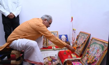 मुख्यमंत्री  भूपेश बघेल ने आज अपने पैतृक गांव कुरूदडीह में नयाखाई के मौके पर परिवारजनों सहित कुल देवता की पूजा अर्चना की