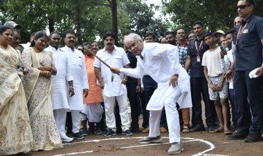 मुख्यमंत्री भूपेश बघेल ने गिल्ली डंडा में आजमाया हाथ