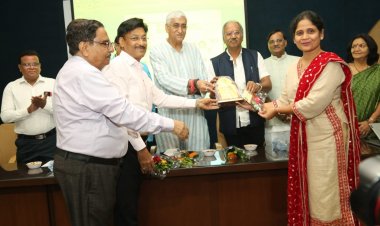 ''जसराज बरड़िया एक्सिलेंसी अवार्ड 2022-23'' कार्यक्रम में शामिल हुए पूर्व मंत्री एवं विधायक  बृजमोहन अग्रवाल