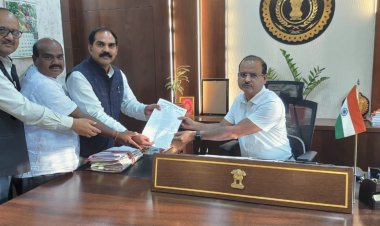 डॉ. चौलेश्वर चन्द्राकर ने रबी फसल  के लिए नहर में पानी छोड़ने हेतु कलेक्टर को सौपा ज्ञापन