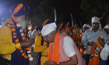 गुरु नानक देव जी के प्रकाश पर्व पर आयोजित भव्य शोभायात्रा में शामिल हुए पूर्व मंत्री व विधायक बृजमोहन अग्रवाल