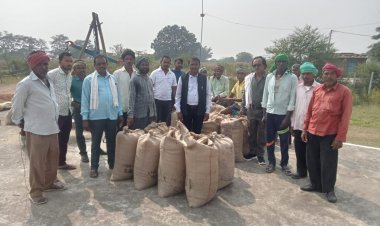 आज प्राथमिक साख सहकारी समिति बंगोली में तिल्दा नेवरा मंडी के उपाध्यक्ष किरण सिंह ठाकुर जी एवं खरोरा परी क्षेत्र के लोकप्रिय किसान मजदूर नेता कमल बांधे के साथ 8 लोगों की निरीक्षण टीम धान खरीदी केंद्र में