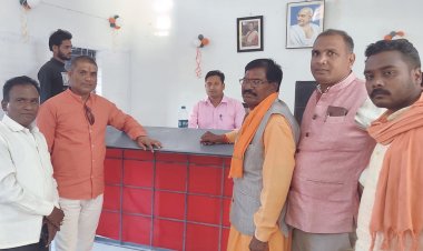 नवीन पटेल व भाजपा कार्यकर्ताओं ने तहसील कार्यालय कोमाखान का निरीक्षण किया भाजपा द्वारा आंदोलन के चेतावनी के बाद बंद तहसील कार्यालय के नियमित संचालन से जनता मे हर्ष की लहर