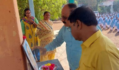 भरत देवांगन शासकीय उच्चतर माध्यमिक विद्यालय खरोरा में डॉ भीमराव अंबेडकर की पुण्यतिथि पर श्रद्धा सुमन अर्पित कर श्रद्धांजलि अर्पित की गई