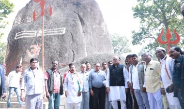 मुख्यमंत्री  भूपेश बघेल ने भूतेश्वर नाथ पहुंचकर विशाल प्राकृतिक शिवलिंग के दर्शन किये