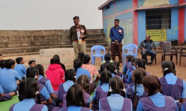 रायपुर पुलिस और एम.के.जी.फाऊण्डेशन के द्वारा छात्र छात्राओ  व ग्रामीणों  को  सड़क सुरक्षा यातायात जागरूकता सम्बन्धी जानकारी