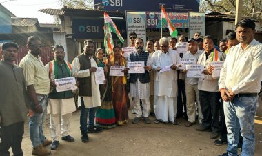जैजैपुर में कांग्रेस जनों द्वारा प्रदर्शन किया गाया इस प्रदर्शन में ओबीसी कांग्रेस के प्रदेश अध्यक्ष डाँ. चौलेश्वर चंद्राकर शामिल हुए।