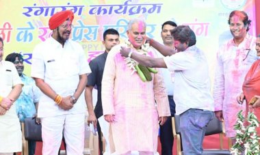 मुख्यमंत्री ने फाग गीत गाकर रायपुर प्रेस क्लब में पत्रकारों  के संग मनाई होली