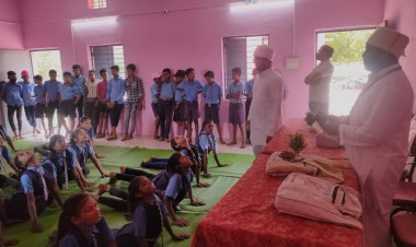 माध्यमिक विद्यालय रजिया में सदविप्र समाज सेवा व सदगुरु कबीर सेना द्वारा विद्यार्थीयों को बाल संस्कार ,ध्यान, योगाभ्यास सिखाया गया
