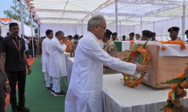 मुख्यमंत्री  भूपेश बघेल ने आज दंतेवाड़ा पहुंचकर अरनपुर क्षेत्र में आईईडी ब्लास्ट में शहीद जवानों को नमन करते हुए उनके पार्थिव शरीर पर पुष्पगुच्छ अर्पित कर श्रद्धाजंलि दी