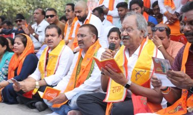 मुख्यमंत्री भूपेश बघेल और कांग्रेस पार्टी को सद्बुद्धि देने, बृजमोहन की अगुवाई में हुआ हनुमान चालीसा पाठ।