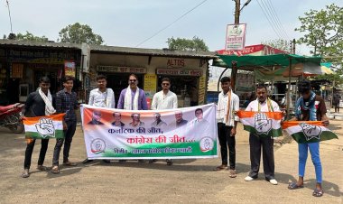 कर्नाटक की जीत पर डाँ.चौलेश्वर चंद्राकर के नेतृत्व में कांग्रेसियों के द्वारा जोरदार आतिशबाजी कर ख़ुशिया मनाईं