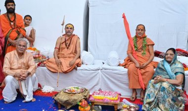 मुख्यमंत्री  भूपेश बघेल ने शारदापीठ और ज्योतिषपीठ के जगद्गुरू शंकराचार्यों का अपने निवास में किया आत्मीय स्वागत