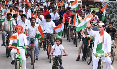 कांग्रेस की सायकल तिरंगा यात्रा...  छत्तीसगढ़ महतारी की पूजा अर्चना कर निकाली  सायकल तिरंगा यात्रा-