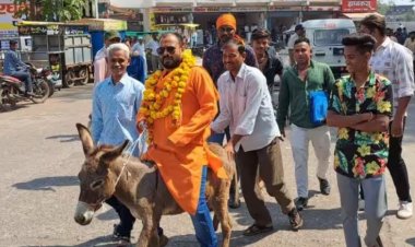 गधे पर सवार होकर नामांकन फॉर्म जमा करने पहुंचा प्रत्याशी, कहा- ‘सभी पार्टियां जनता को गधा बना रही’