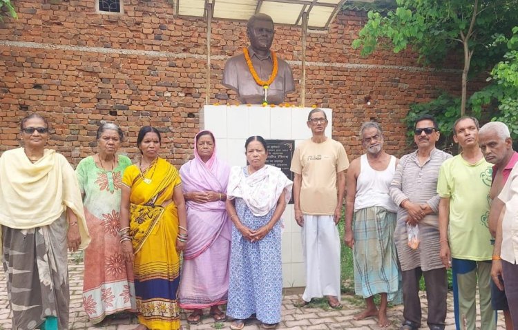 स्व. कुलदीप निगम की  पुण्य तिथि  वृद्धाश्रम ,बालगृह में फल वितरण