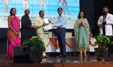 एम्स रायपुर में राजेन्द्र निगम का सम्मान