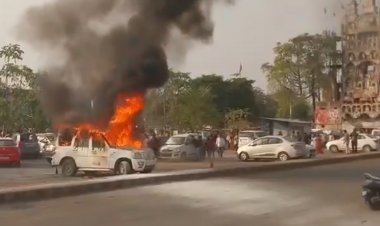 रेलवे स्टेशन में स्कॉर्पियो जलकर राख, सूचना के बाद भी नहीं पहुंचा दमकल विभाग..