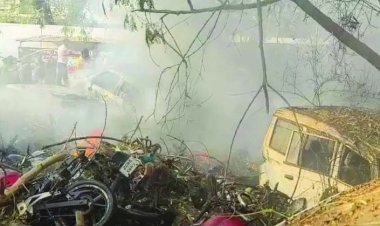 थाना परिसर में खड़ी जब्त गाड़ियां जलकर खाक
