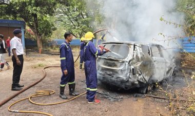 भिलाई  बीएसपी अधिकारी के मकान में खड़ी कार में लगी भीषण आग,