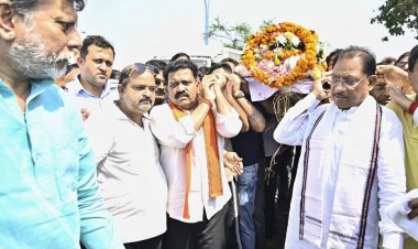 मुख्यमंत्री ने पहलगाम आतंकी हमले में दिवंगत श्री दिनेश मिरानिया के पार्थिव शरीर को दिया कंधा, अंतिम संस्कार में शामिल होकर दी श्रद्धांजलि