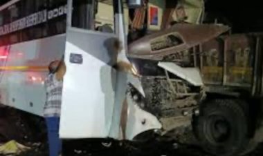 बालोद  सड़क किनारे खड़े ट्रक से जा टकराई बस, कंडक्टर की मौत, 8 घायल