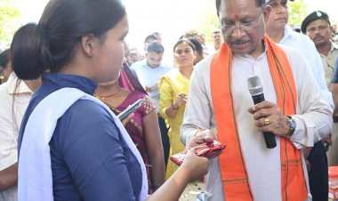 बैगा समुदाय की बिटिया ने किया स्कूल में टॉप, मुख्यमंत्री से की मुलाकात