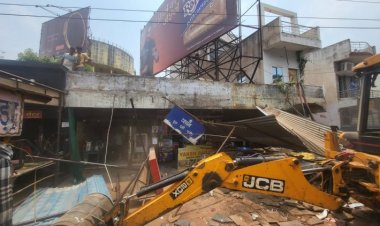 सूर्या माॅल चौंक के सामने, नेशनल हाईवे सर्विस रोड के उपर से बने अतिक्रमण पर चला निगम का बुलडोजर