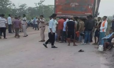 बाइक सवार को कुचलकर भागा ट्रेलर चालक, आक्रोशित ग्रामीणों ने किया रोड जाम